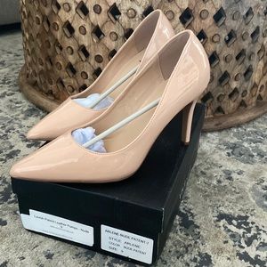 VICI NIB SIZE 9 PATENT LEATHER NUDE PUMPS